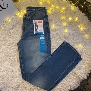 NEVER WORN‼️ Signature✨ by Levi Straight Leg Jeans